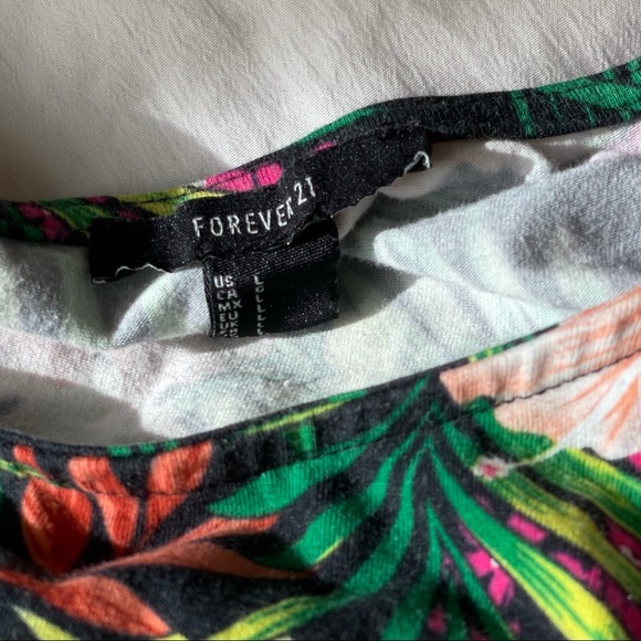 Hawaiian Floral Crop Top - Picture 3 of 3